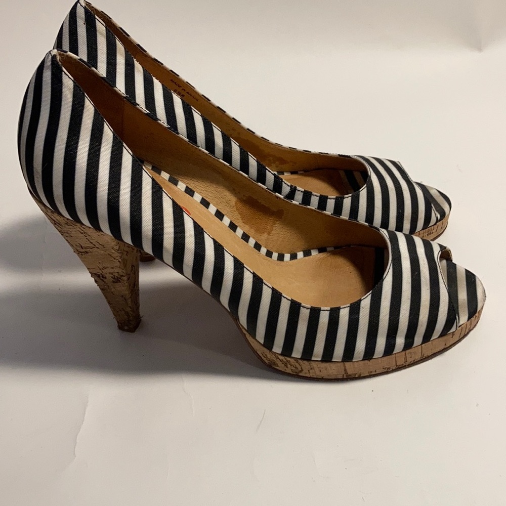 💕Adorable Michael Kores Striped Heals 8.5